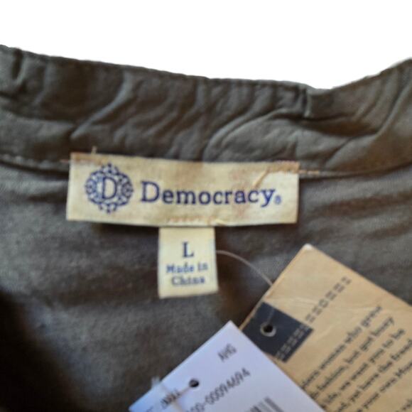 Democracy Blouse NWT V-neck button front, roll tab sleeves sz Large green - Picture 3 of 10